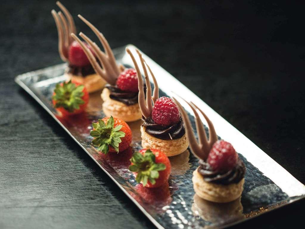 Moevenpick Ambassador Hotel Accra Restaurant photo