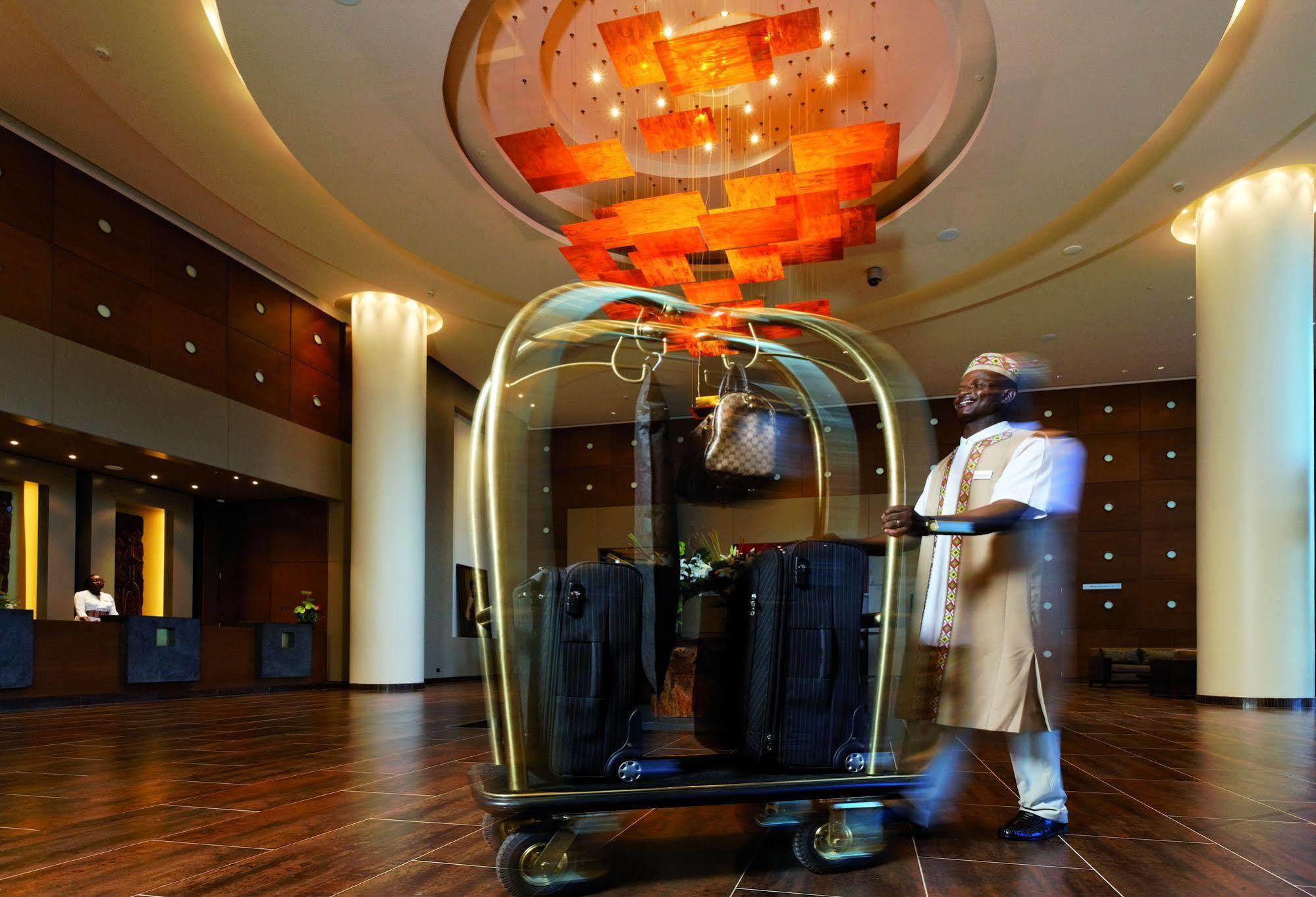 Moevenpick Ambassador Hotel Accra Exterior photo
